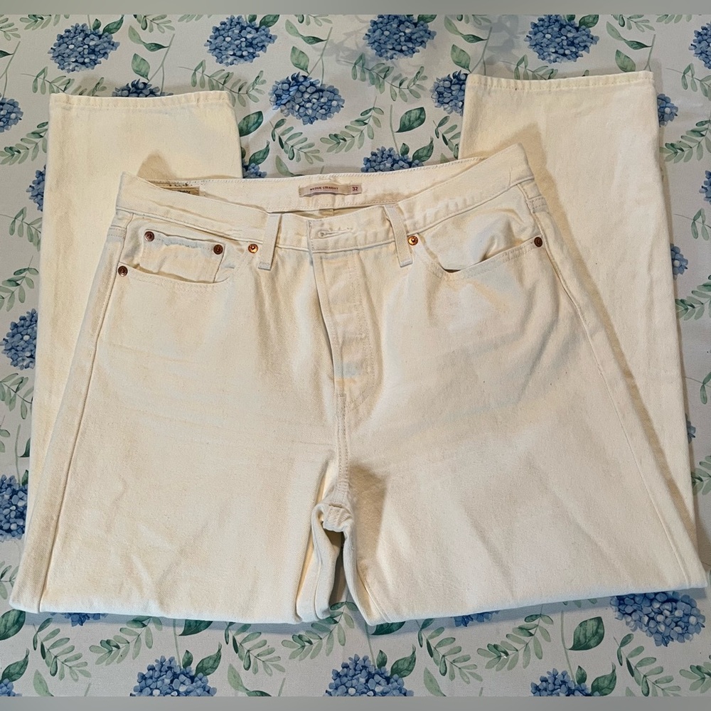 NWOT White Levi's "Wedgie Straight" Jeans